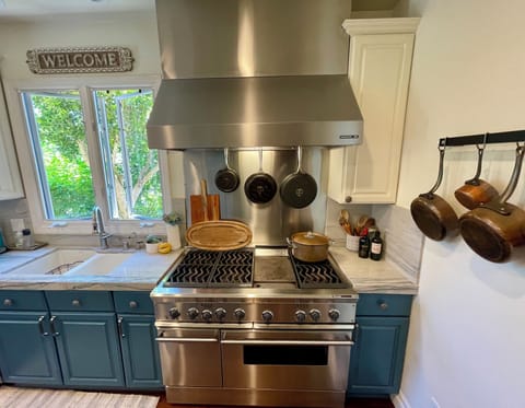 Professional kitchen. Spring water. Thermador 6 burner range. Coffee center.