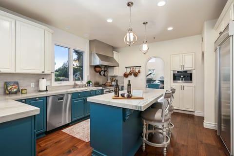 Newly remodeled gourmet kitchen with plenty of prep space and quartzite counters