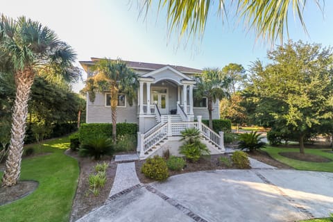 2 Man O War - Exterior