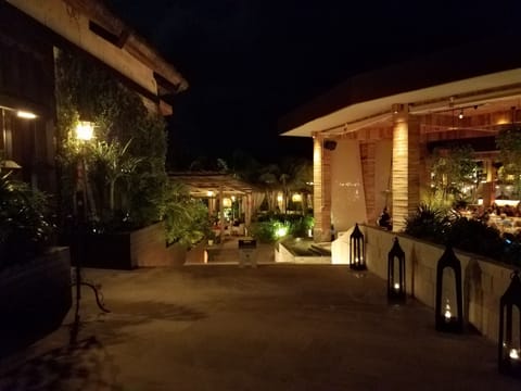 Several restaurants near the beach