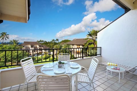 Lanai w/ Lush Garden and Peekaboo Ocean Views - Kahala 533