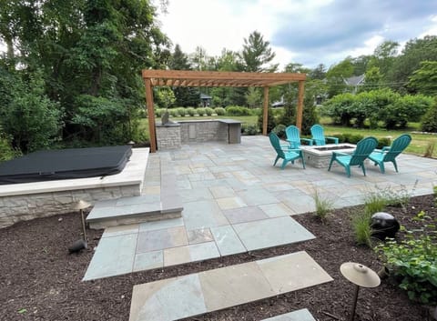 New Back Deck With Grill, Firepit & Hot Tub!