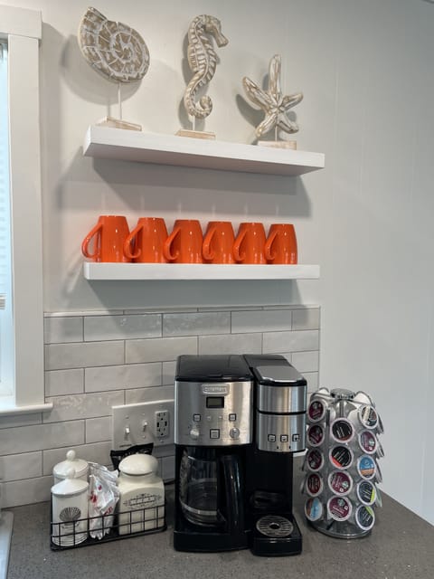 Coffee pot has carafe style and Keurig. We supply a sample of pods as well.