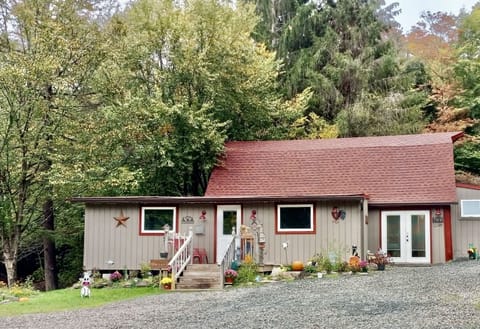 Farmhouse 2 bedroom cottage that sleeps 6 people, fully stocked for a great time