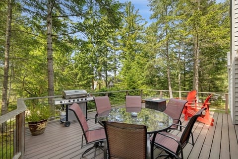 Deck w propane 5 burner grill. 1 filled propane tank provided per stay