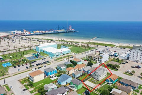 Only a short walk to the beach and Pleasure Pier