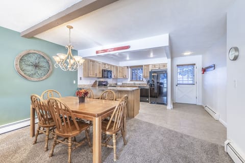 Dining Area - Seating for 6 guests around the dining table.