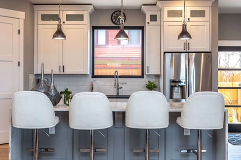 Seating for four at the breakfast bar