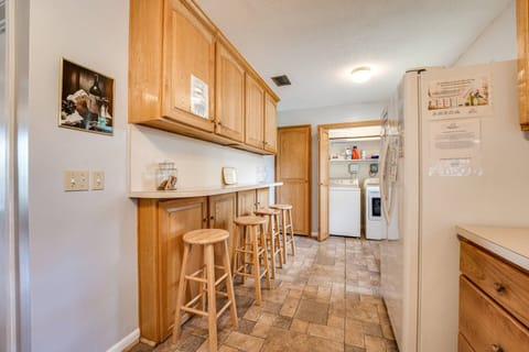 Bar Counter in the Kitchen - Washer/Dryer Closet too!