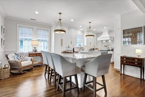 Kitchen w/ Bar Stools!
