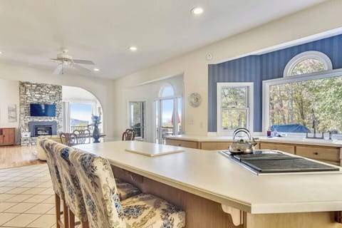 Fully stocked kitchen.  Table seats 4-6, breakfast bar seats 3. 