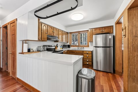 Kitchen: Drip coffee maker, blender, cooking utensils, tableware