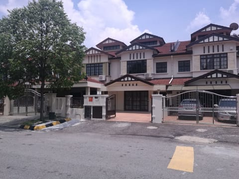 Puteri 6 Homestay Puchong
