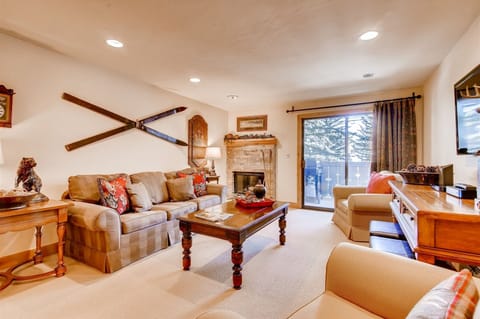 Vail Village location w/pool and free parking