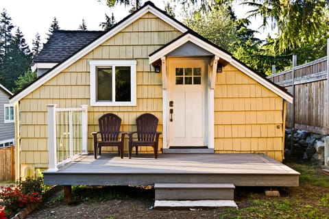 Private entrance and deck