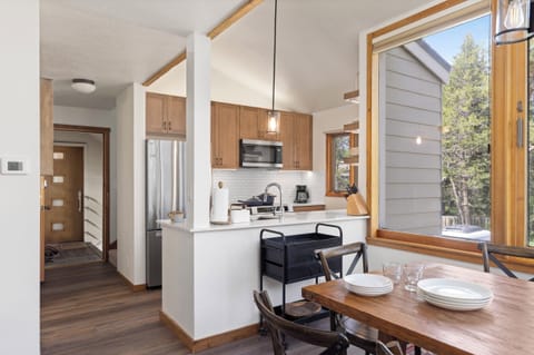 Dining Area & Kitchen