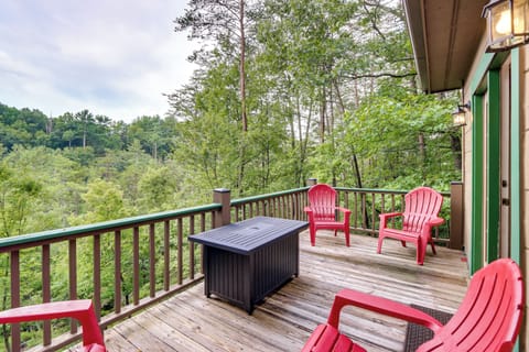 Cherry Log Vacation Rental | 3BR | 2BA | Stairs Required | 1,200 Sq Ft