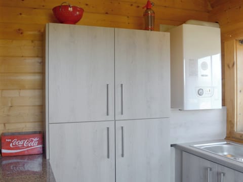 Kitchen | Baytree Lodge - Sandbank Lodges, Melbourne, near Derby