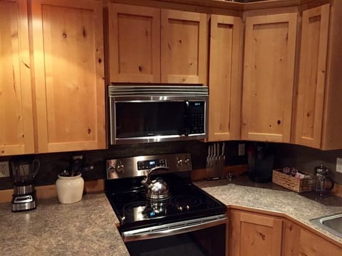 Fully stocked kitchen to prepare meals