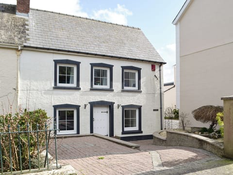 Exterior | Can-Y-Mor - Victoria House Apartments, Llansteffan, near Carmarthen