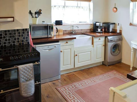 Wood-floored kitchen with all appliances | Tattlepot Farmhouse, Pulham Market, near Diss