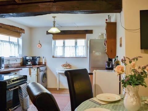 Light and bright kitchen/diner | Tattlepot Farmhouse, Pulham Market, near Diss