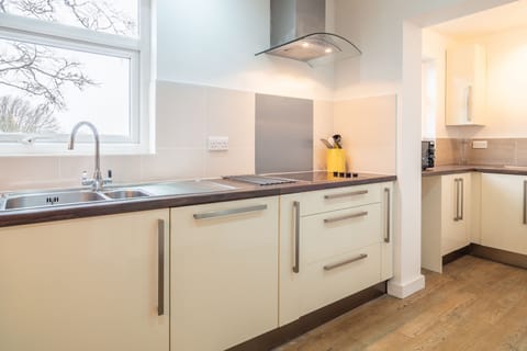 Rozel, St Agnes. Ground floor: Well equipped kitchen with oven, hob, microwave, fridge/freezer and dishwasher