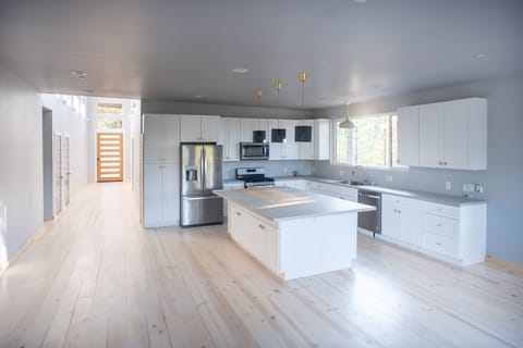 Kitchen area, island bar seating for 6