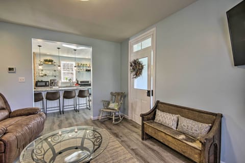 Living Room | Free WiFi | Smart TV | Central A/C & Heat | 2 Recliners