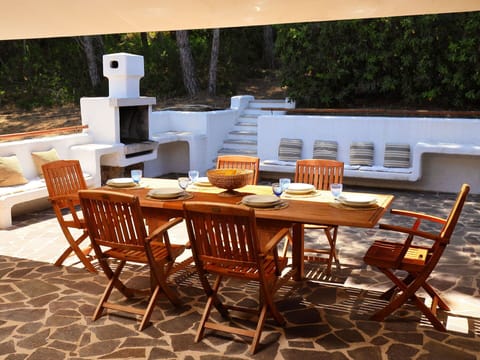 Furniture, Property, Table, Room, Chair, Outdoor Table, Kitchen & Dining Room Table, Patio, Dining Room, Building