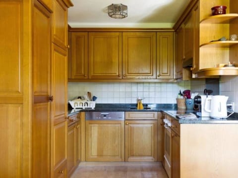 Water, Sky, Mountain, Azure, Natural Landscape, Cloud, Tree, Lake, Coastal And Oceanic Landforms, Bank