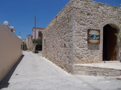 Στενος δρομος  που οδηγει στο Στουντιο