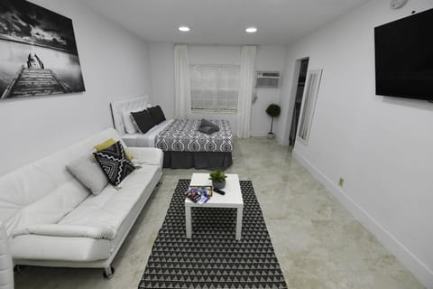Come enjoy a charming, renovated Studio apartment in a 4-plex tropical home.