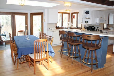Dining Area and Breakfast Bar