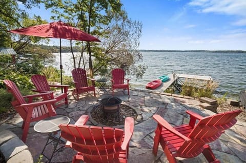 Large fire pit area right on the lake.