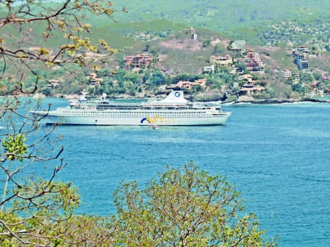 WELCOME TO SUNNY ZIHUATANEJO!