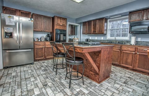 Fully Equipped Kitchen with Gas Cooktop