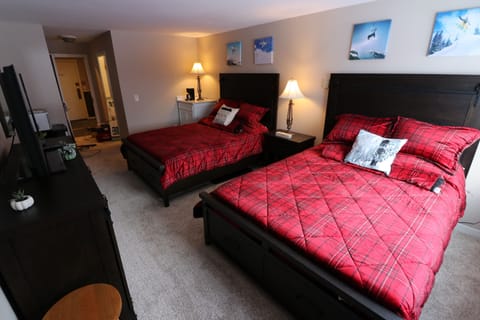 2 Queen beds 