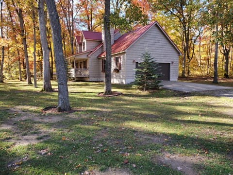 Large front and back yard w/driveway
