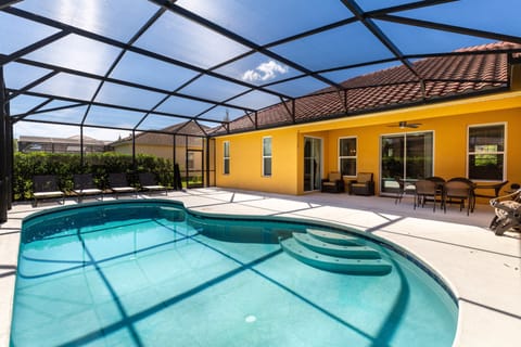 26_Pool_with_covered_lanai_0721.jpg