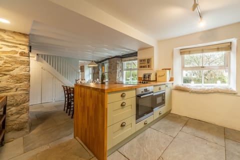 Rose in Vale Cottage, Mithian. Ground floor: Kitchen with flagstone floor and underfloor heating