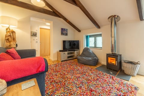 Potter's Barn, St Agnes. Cosy sitting room with wood burning stove