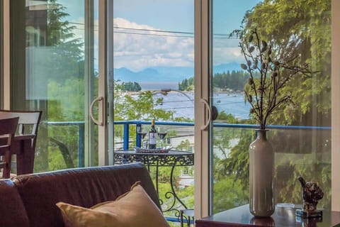 Large patios and ocean views. 3 minute walk to ocean front.