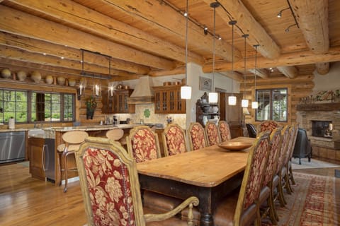 3.1-Hilltop-Hideaway-Mountain-Village-Vacation-Rental-Dining3