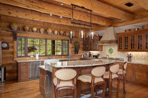 4.0-Hilltop-Hideaway-Mountain-Village-Vacation-Rental-Kitchen2