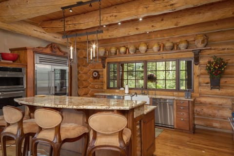 4.1-Hilltop-Hideaway-Mountain-Village-Vacation-Rental-Kitchen1