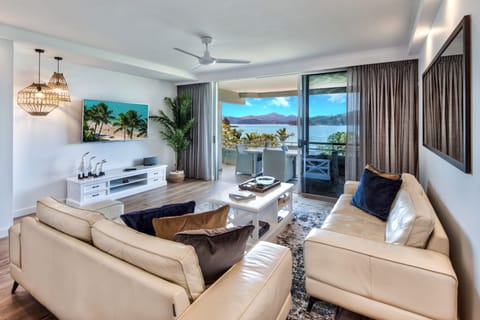 Lagoon 101 lounge room