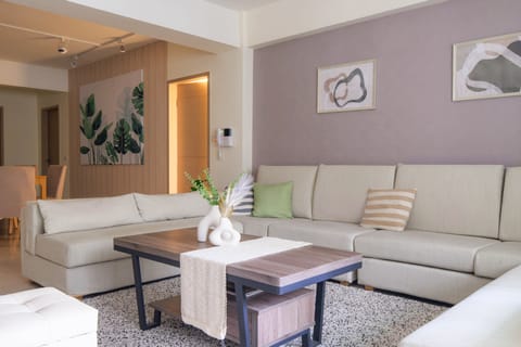 Bright & Spacious Living Room:
• 55" Smart TV 
• Open Space w/ Dining Area
