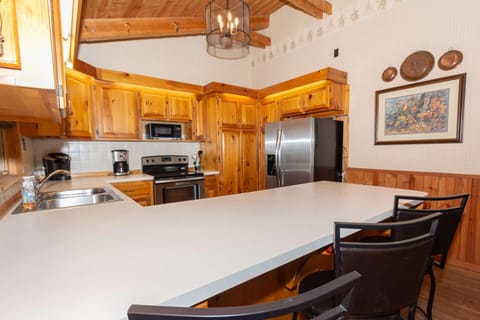Kitchen well-equipped and 3-bar stools at kitchen counter