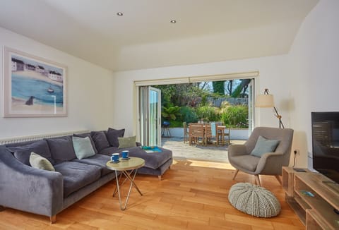 Amaroo, St Agnes. Head out to the garden to enjoy the Cornish weather!